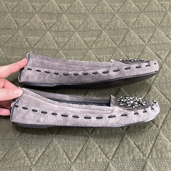 Vera Wang gray suede flats/ moccasins size 9 - Picture 3 of 10
